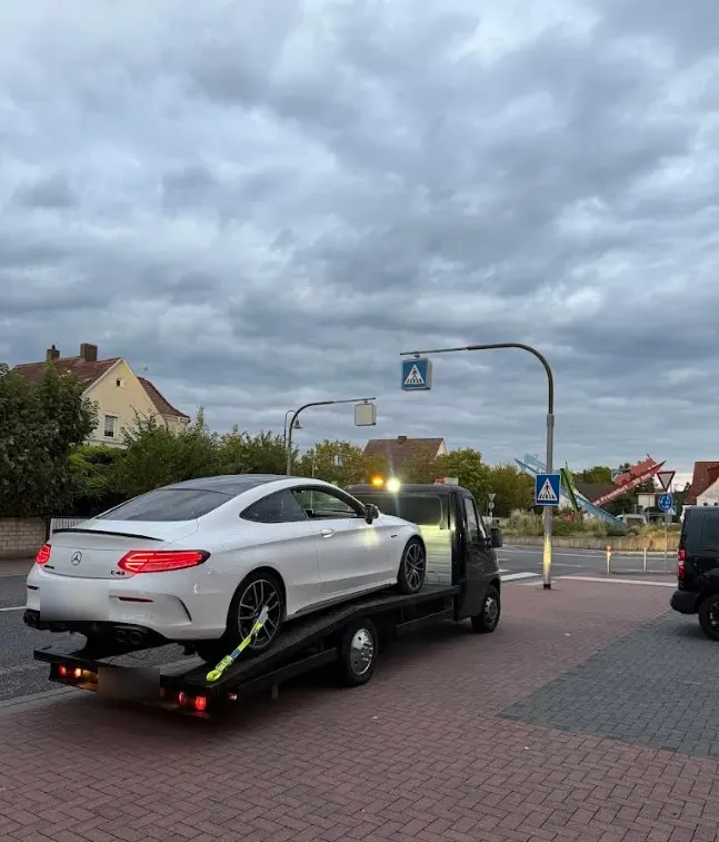 Abschleppwagen von Grimm Abschleppdienst im Einsatz